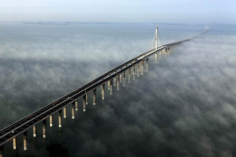 Циндаоский мост через залив Цзяочжоу на востоке Китая открыт 30 июня 2011 года. По данным британских изданий Daily Mail и The Telegraph, его строительство обошлось в $8,8 млрд. Китайские источники сообщали о $1,5 млрд и $2,27 млрд. Длина конструкции составляет 42,5 км