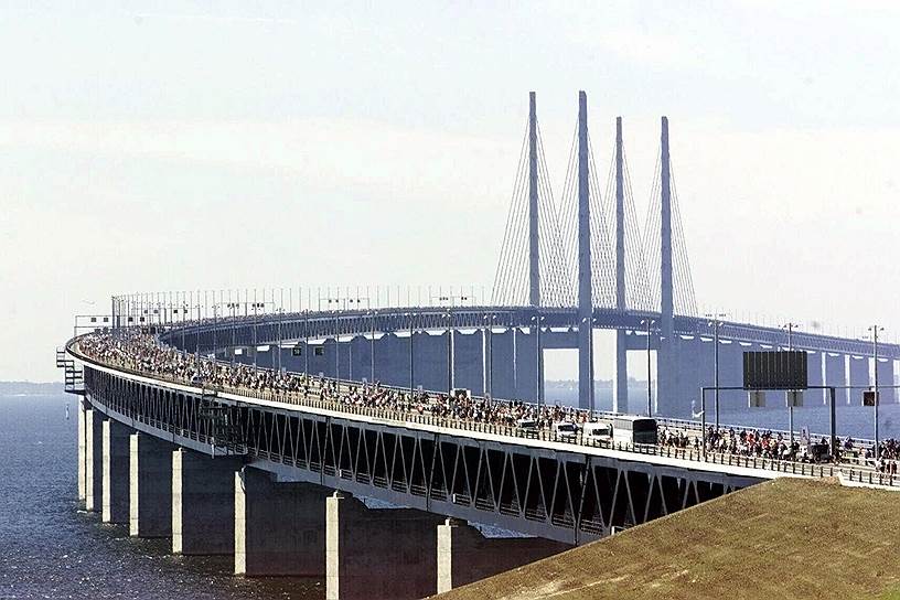 Эресуннский мост-тоннель, соединяющий датский Копенгаген и шведский Мальме, был открыт 1 июля 2000 года. Его строительство с автомобильными и железнодорожными подъездами обошлось в 30,1 млрд датских крон (на тот момент около $3,8 млрд). Длина моста составляет 7,8 км