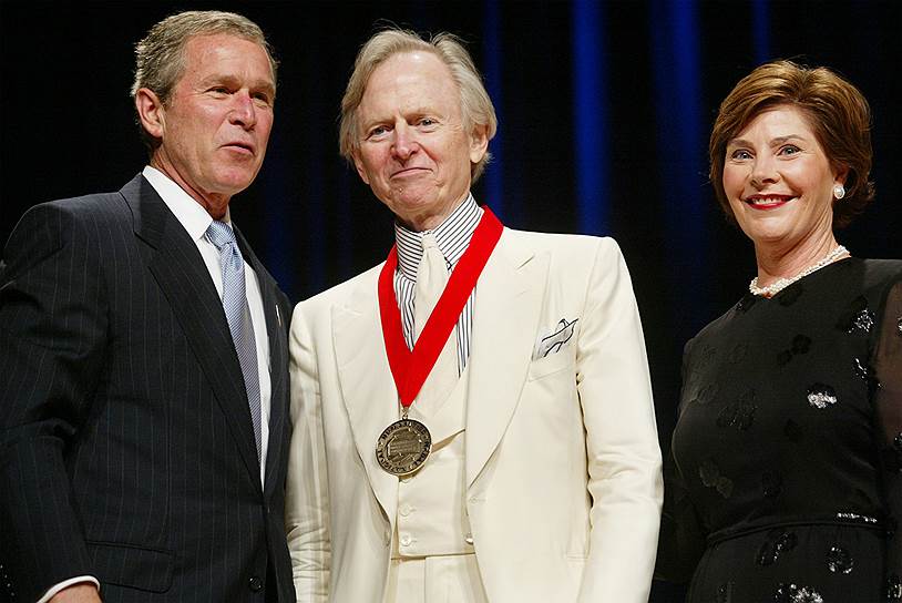 «У меня есть определенная симпатия к тому, что пытается делать Джордж Буш. Однако его экскурсия в Ирак несколько затянулась» &lt;br>
На фото писатель с бывшим президентом США Джорджем Бушем-младшим и его супругой Лорой
