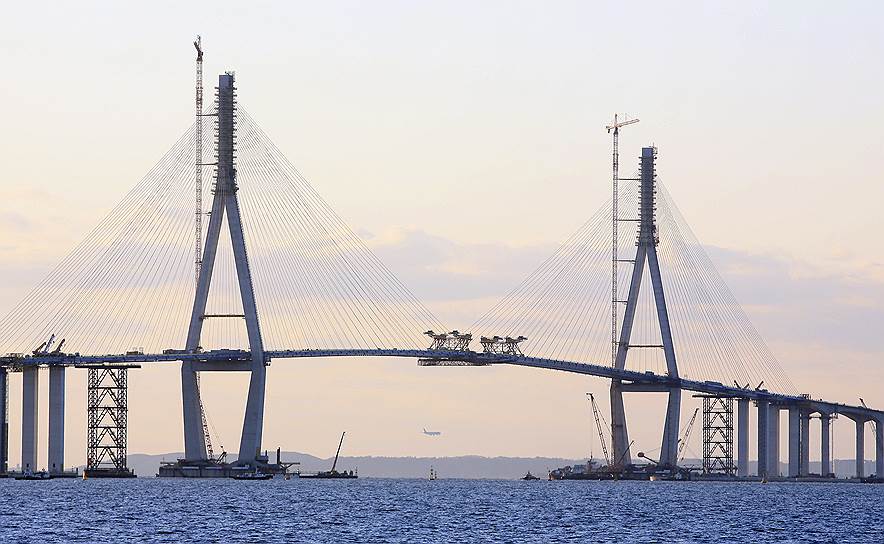 Вантовый мост «Инчхон-тэгё» через залив Кенгиман в Южной Корее был открыт 26 октября 2009 года. Строительство обошлось в 2,45 трлн южнокорейских вон (на тот момент около $2 млрд). Длина объекта — 21,4 км
