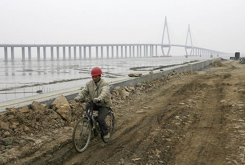 Большой трансокеанский мост через залив Ханчжоувань, соединяющий города Шанхай и Нинбо в Китае, открыли 1 мая 2008 года. На него было потрачено $1,7 млрд. Длина мостового перехода, включающего эстакадную и вантовую части, составляет 35,6 км