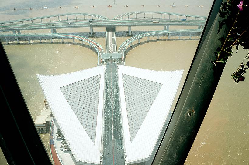Даньян-Куньшаньский виадук возведен как часть Пекин-Шанхайской высокоскоростной железной дороги. Открытие моста состоялось 30 июня 2011 года. Стоимость проекта по разным оценкам составила от $8,5 млрд до $10 млрд. Его общая длина — 164,8 км (самый длинный мост, согласно Книге рекордов Гиннесса)