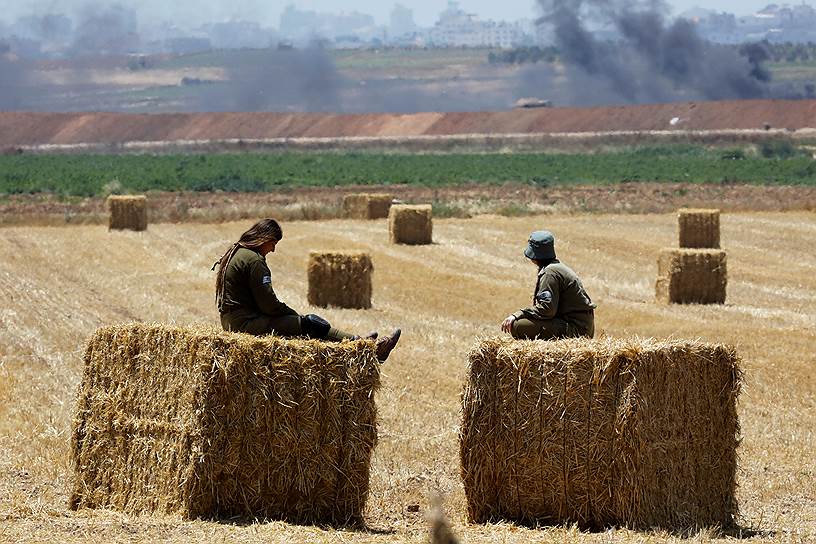 Сектор Газа. Израильские военные сидят на стогах сена 