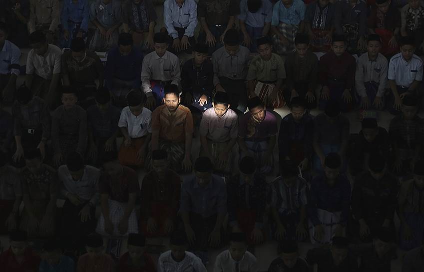 Медан, Индонезия. Молитва учеников одной из школ в первый день священного месяца рамадан
