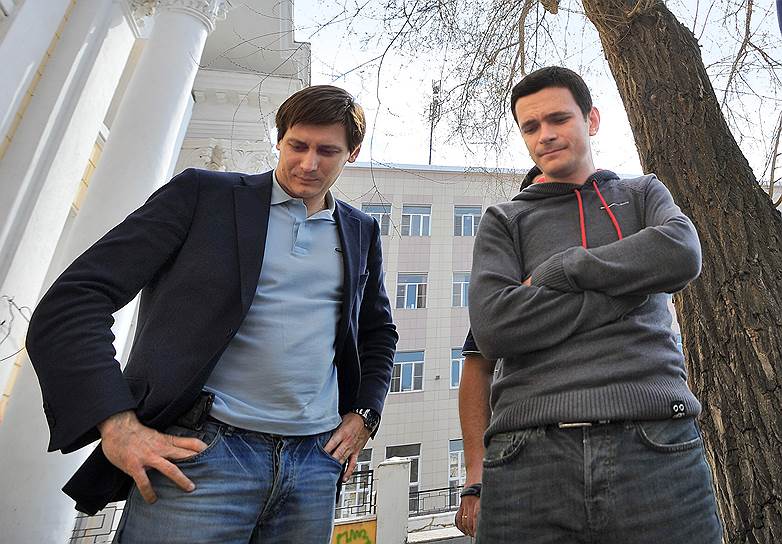Экс-депутат Госдумы Дмитрий Гудков (слева) и глава Красносельского округа Москвы Илья Яшин