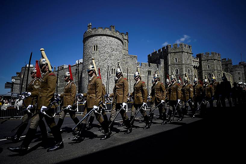 Виндзор, Англия. Военные, которые примут участие в свадебной церемонии принца Гарри и Меган Маркл, на репетиции шествия
