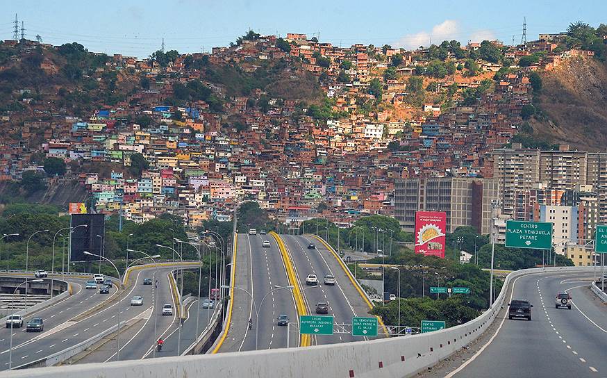Каракас, Венесуэла. Вид на трущобы города 