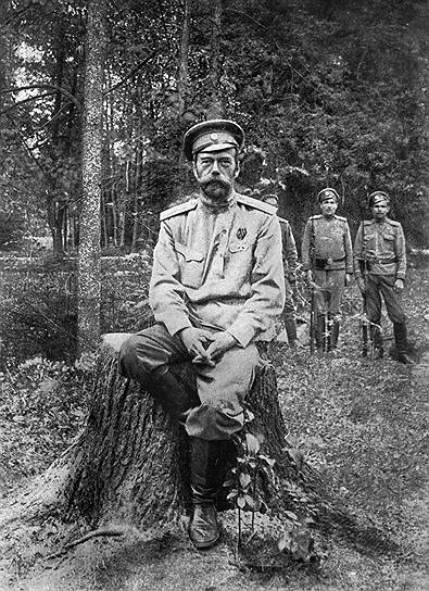 Первые полгода царская семья находилась под охраной в Царском Селе, однако в августе 1917 года их переправили в Тобольск&lt;br>
На фото: Николай II после отречения от престола, март 1917 года