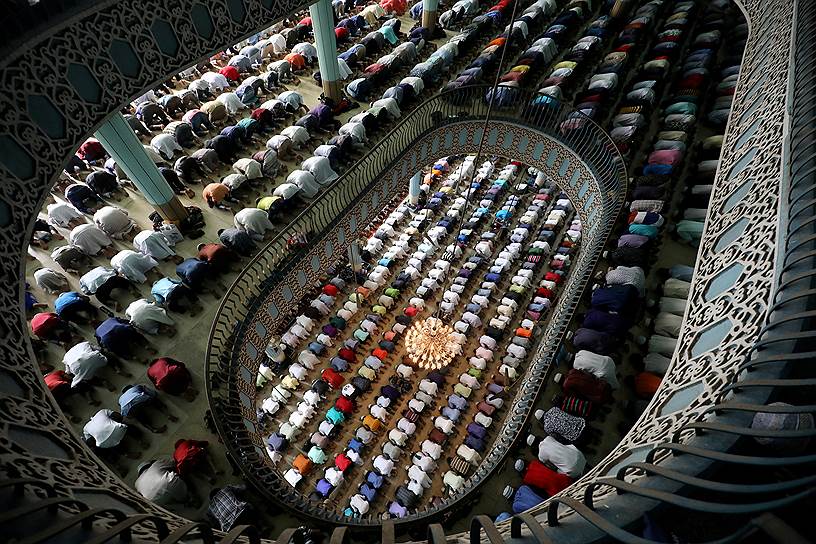 Дакка, Бангладеш. Мусульмане на пятничной молитве в первый день Рамадана 