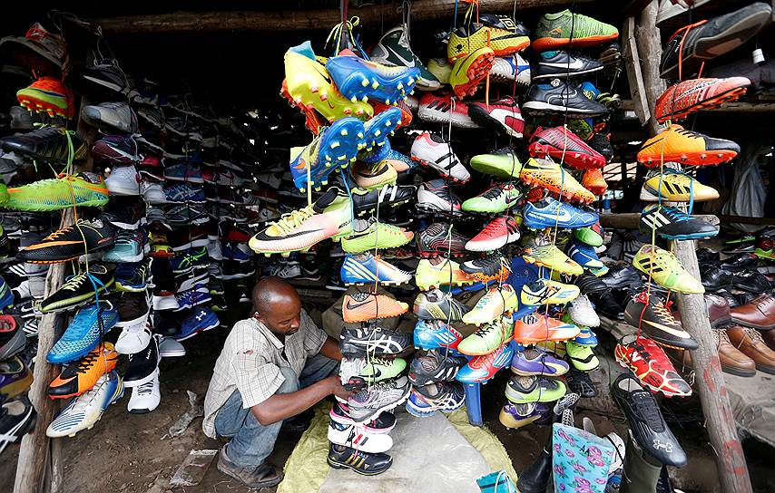 Найроби, Кения. Точка по продаже подержанных бутс на рынке