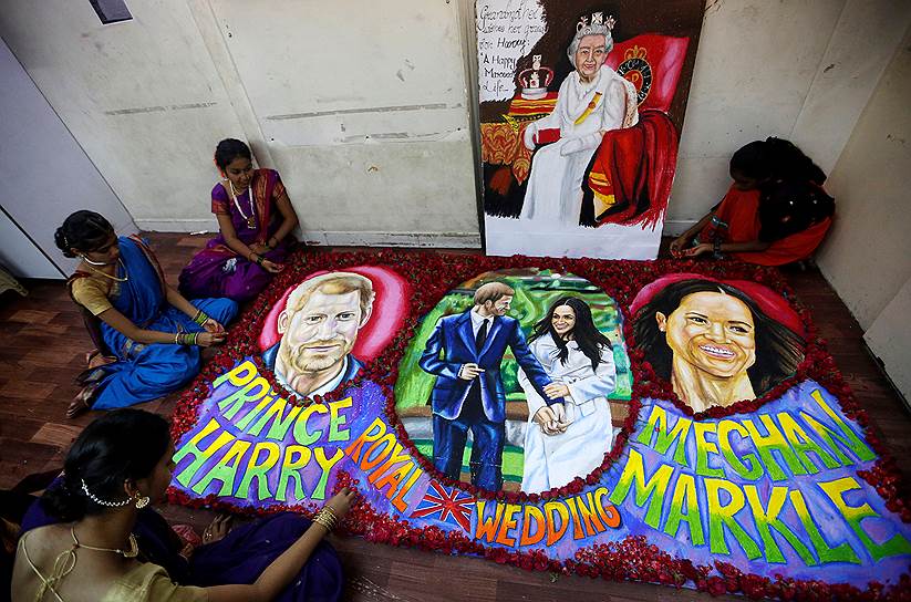 Мумбаи, Индия. Ученики школы искусств с картиной, сделанной ими в честь свадьбы британского принца Гарри и Меган Маркл
