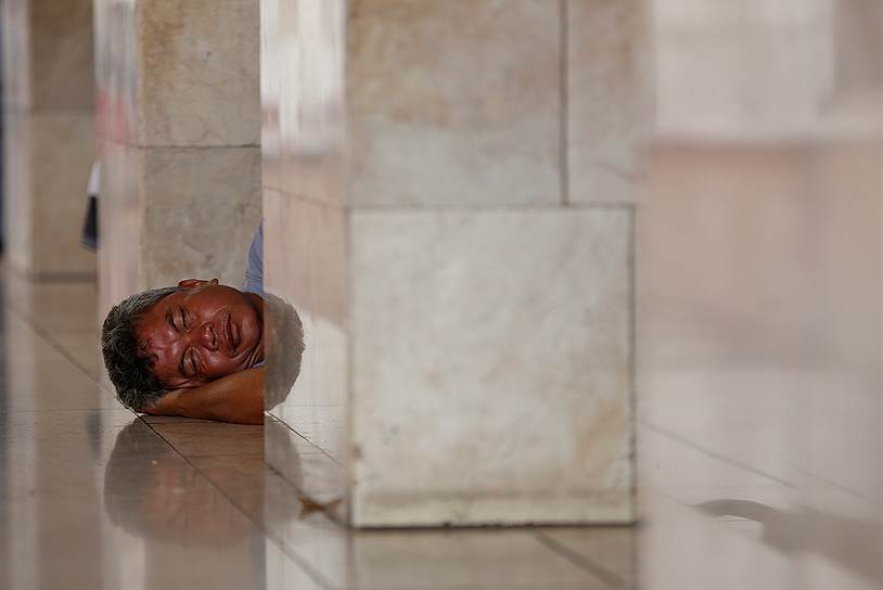 Джакарта, Индонезия. Мусульманин отдыхает в мечети, ожидая начала пятничной молитвы