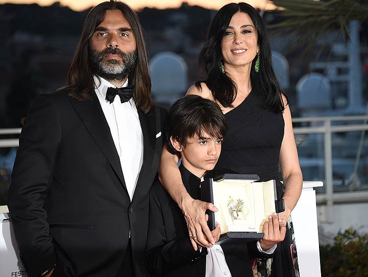 Ливанский режиссер Надин Лабаки, получившая приз жюри за фильм «Капернаум», с мужем композитором, сценаристом и продюсером Халедом Музаннаром и 12-летним актером Зайтом Алрафи