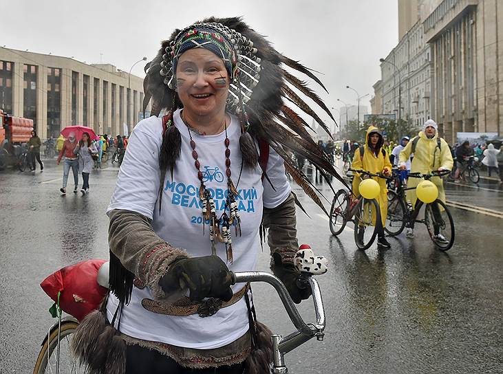 Во время велопарада в Москве было плюс 10 градусов, дул ветер северный и шел дождь