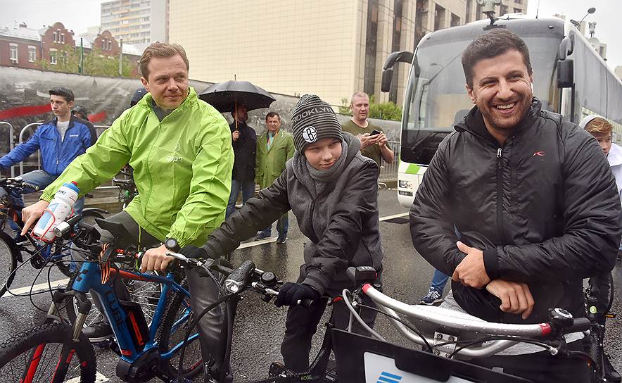 «Несмотря на непогоду, на велопараде в Москве собрались 30 тыс. человек», — сказал журналистам и участникам мероприятия заммэра Москвы Максим Ликсутов (на фото слева)