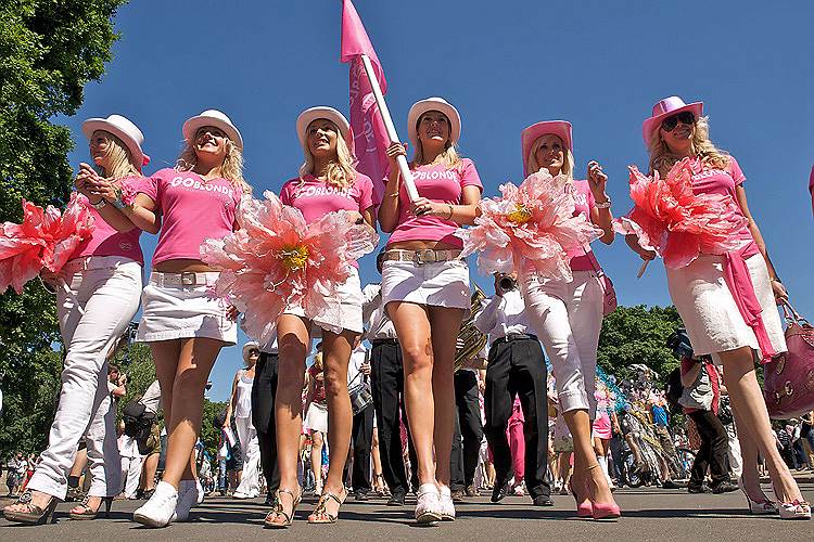 В начале 2010-х годов туроператоры продавали парад блондинок как карнавал