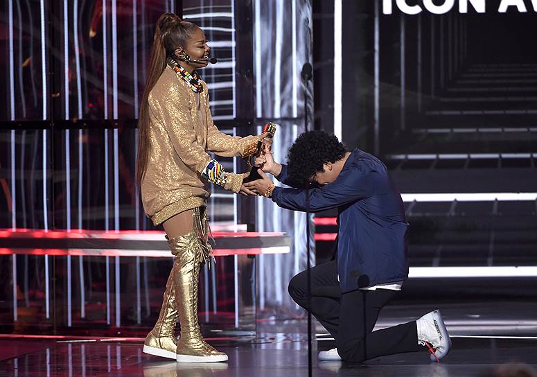 Певец Бруно Марс вручает Джанет Джексон награду «Икона»