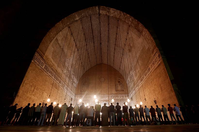 Каир, Египет. Вечерняя молитва мусульман в мечети султана Хасана