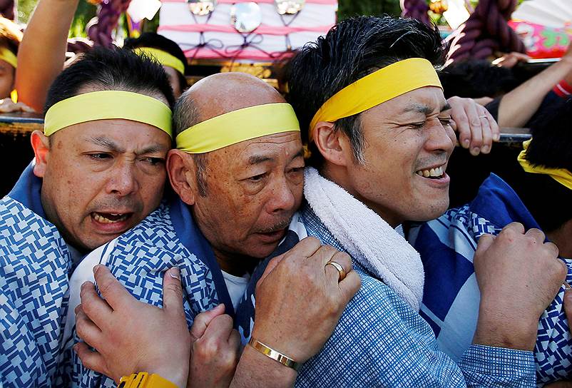 Токио, Япония. Религиозная процессия во время синтоистского фестиваля Сандзя-мацури