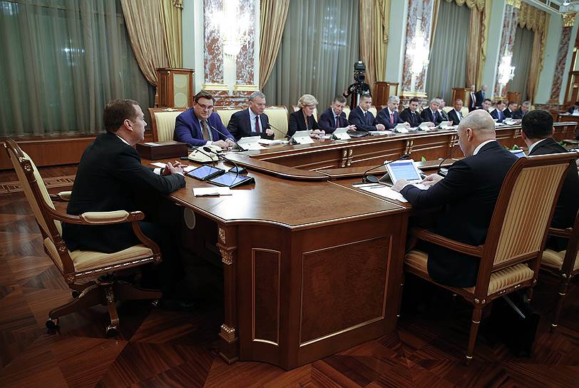 Премьер-министр Дмитрий Медведев проводит первое заседание правительства в новом составе