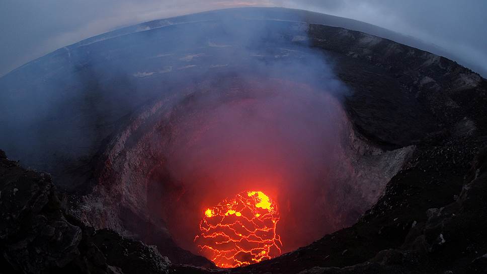 По данным Геологической службы США, извержение вулкана Килауэа значительно усилилось 17 мая
