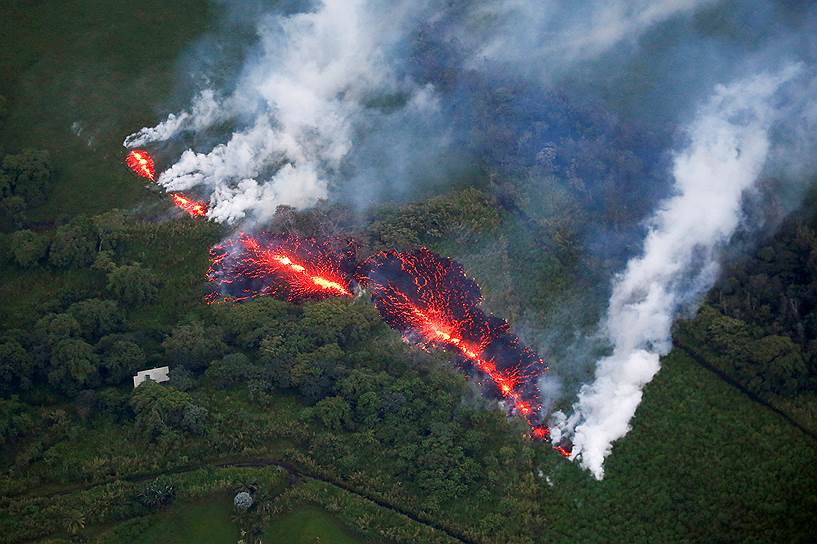 В настоящее время лава и ядовитый газ вырываются из более чем 20 трещин в земле