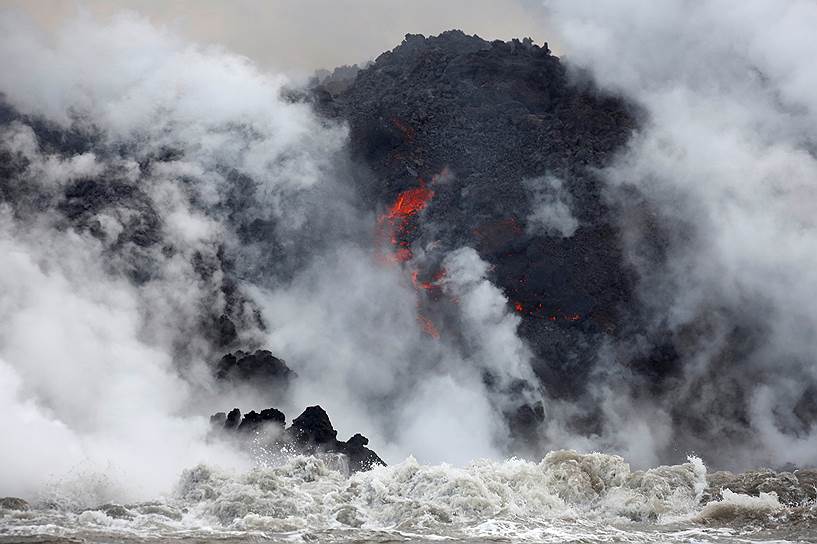 В результате соприкосновения лавы с водой образовалось токсичное облако