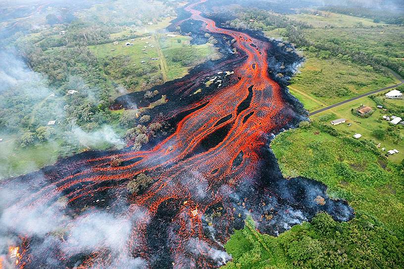Потоки лавы из вулкана Килауэа разрушили более 40 домов