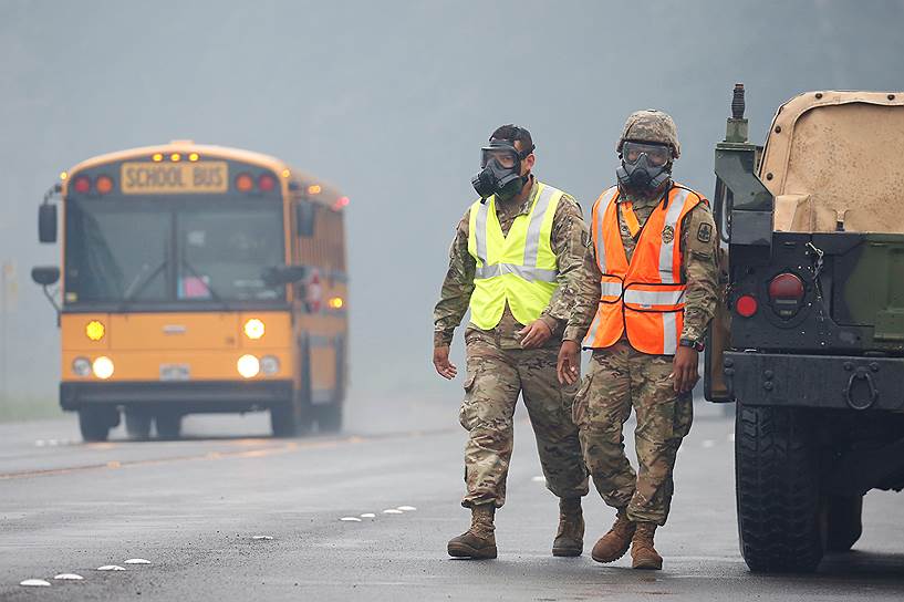 Солдаты Национальной гвардии ликвидируют последствия извержения вулкана Килауэа в специальных защитных средствах