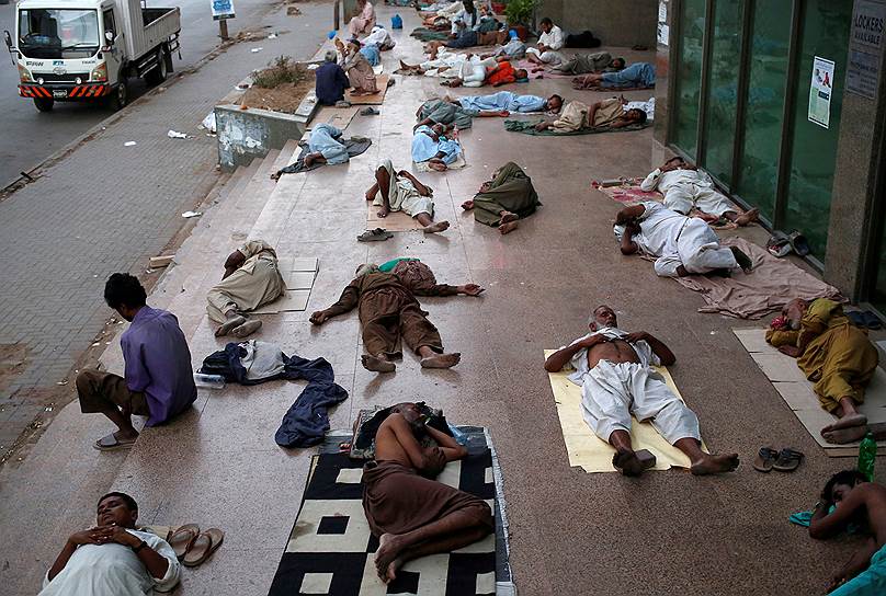 Карачи, Пакистан. Местные жители спят на улице, спасаясь от жары 