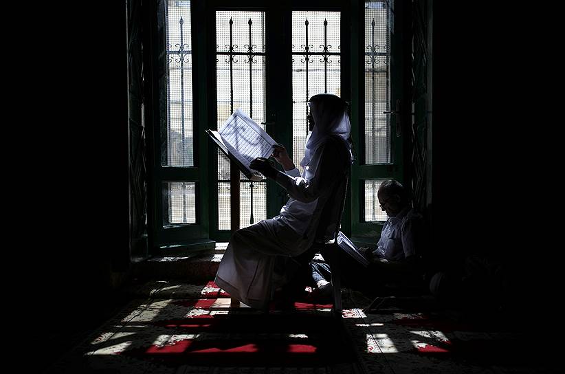 Иерусалим, Израиль. Верующий читает Коран в мечети Эль-Акса
