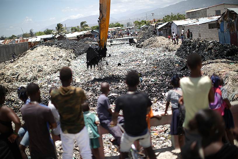 Сите-Солей, Гаити. Местные жители наблюдают за очищением реки от мусора