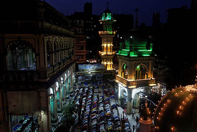 Мумбаи, Индия. Мусульмане молятся у мечети во время Рамадана
