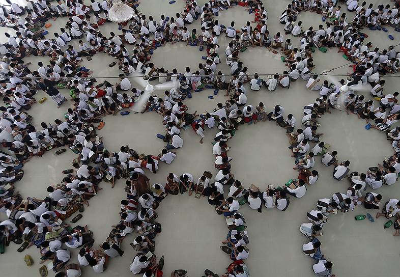 Медан, Индонезия. Студенты за чтением Корана