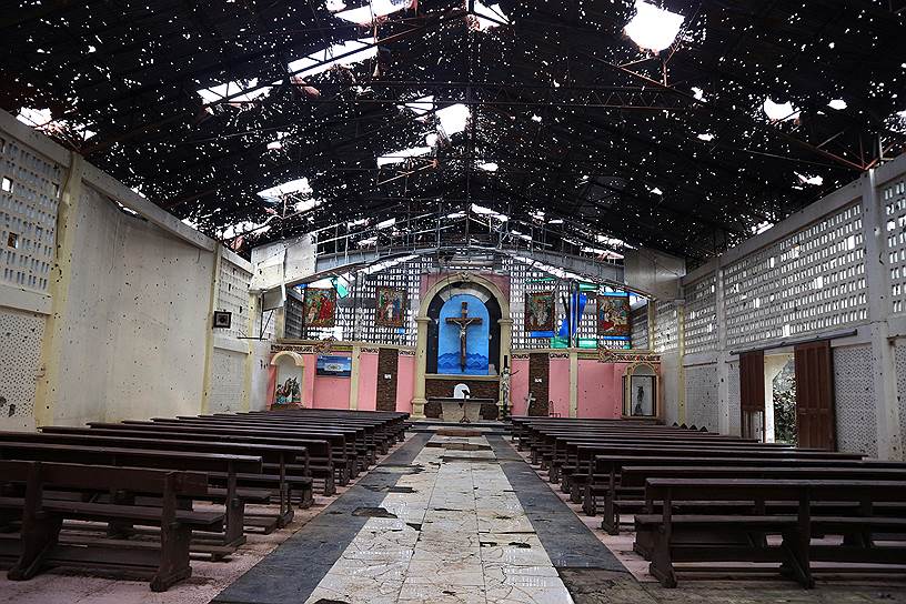 Марави, Филиппины. Католическая церковь с простреленными стенами и потолком