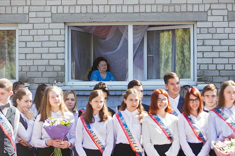 Калининград, Россия. Учащиеся гимназии №32 во время празднования «Последнего звонка»
