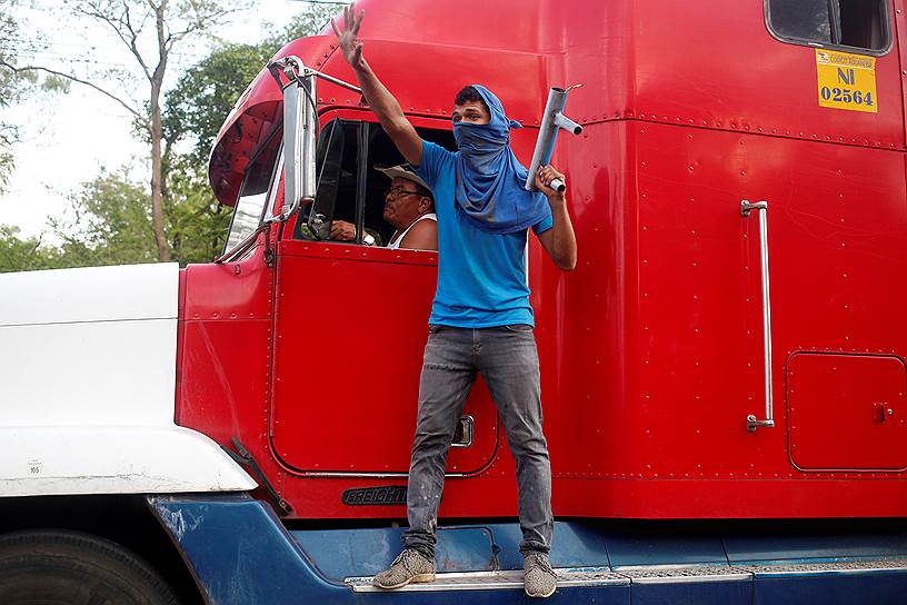 Участник антиправительственных выступлений в Никарагуа с самодельным минометом