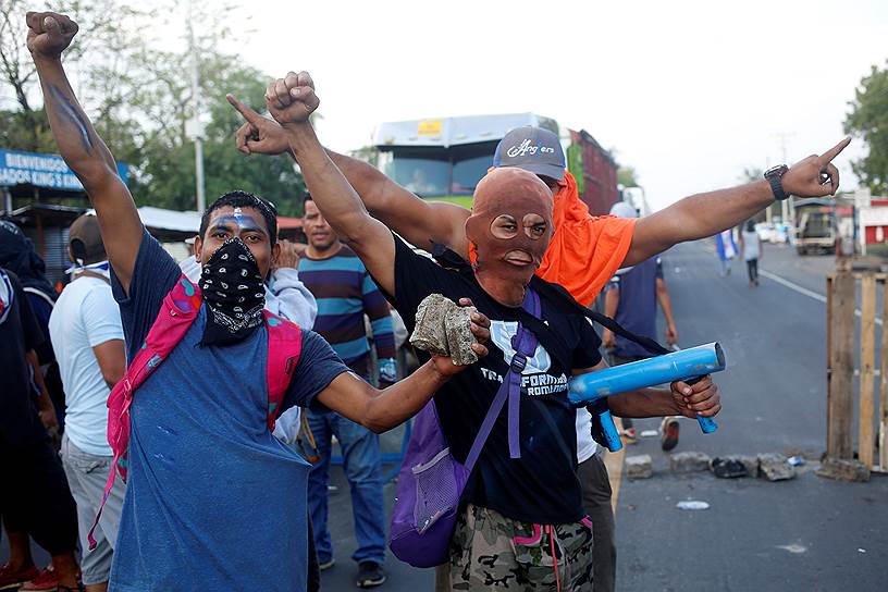 Участники антиправительственных выступлений в Никарагуа