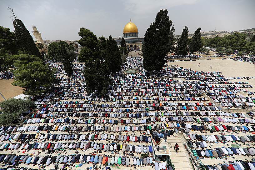 Иерусалим, Израиль. Верующие палестинцы молятся у Купола Скалы