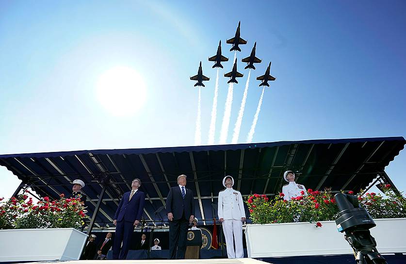 Аннаполис, штат Мэриленд (США). Президент США Дональд Трамп (в центре) на церемонии выпуска курсантов Военно-морской академии  