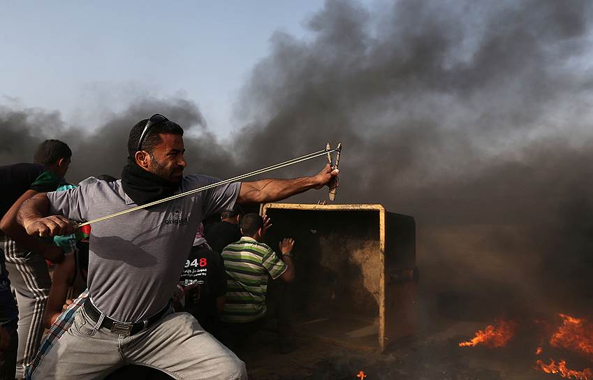 Сектор Газа. Протестующие палестинцы закидывают израильских военных камнями