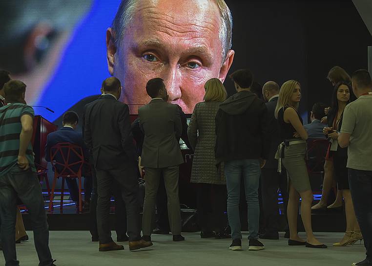 Санкт-Петербург. Президент России Владимир Путин (на экране) во время заседания в рамках ПМЭФ-2018