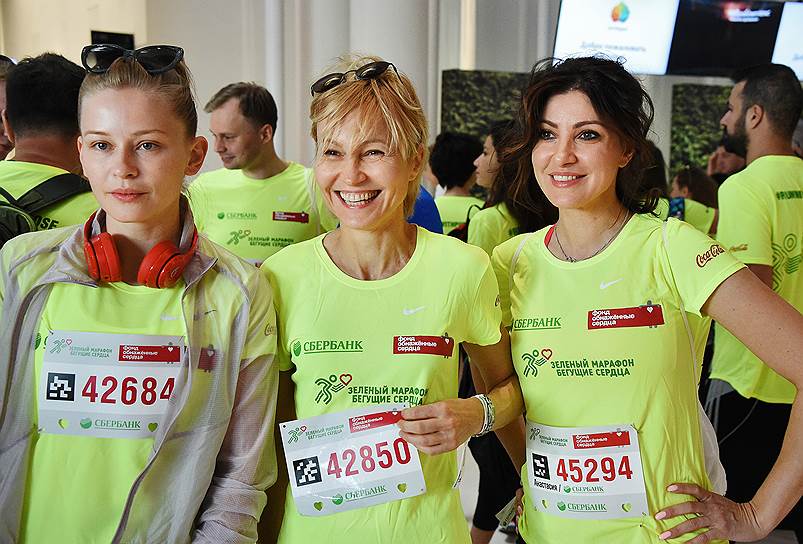 Актрисы Юлия Пересильд (слева) и Ингеборга Дапкунайте (в центре) перед стартом благотворительного «зеленого» марафона «Бегущие сердца» в Москве