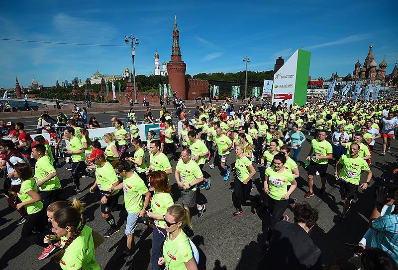 Участники бегут по Большому Москворецкому мосту