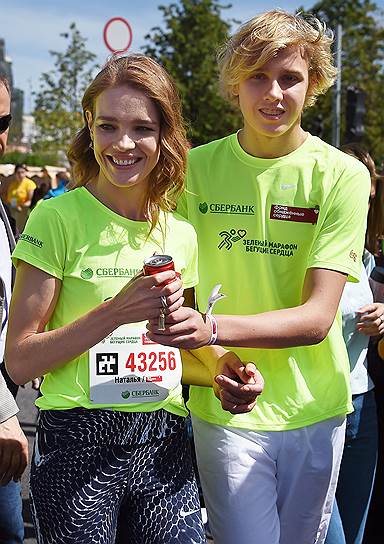 Основатель фонда «Обнаженные сердца» Наталья Водянова с сыном Лукасом во время благотворительного «зелёного» марафона «Бегущие сердца» в Москве