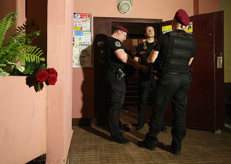 Полиция около входа в подъезд дома, где жил Аркадий Бабченко