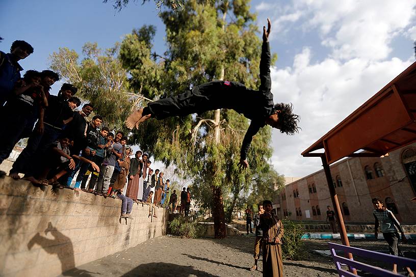 Сана, Йемен. Мальчик выполняет акробатический трюк во дворе приюта