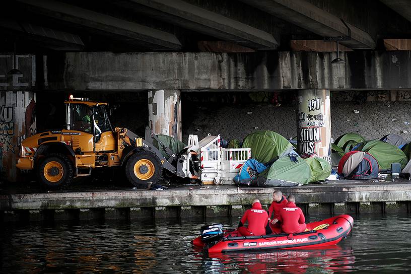 Париж, Франция. Французская полиция эвакуирует мигрантов, живущих в палатках вдоль канала 