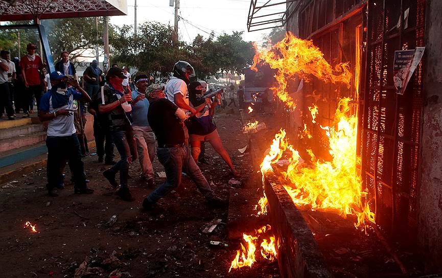 Манагуа, Никарагуа. Демонстранты сжигают радиостанцию во время протестов против правительства и президента страны Даниэля Ортега