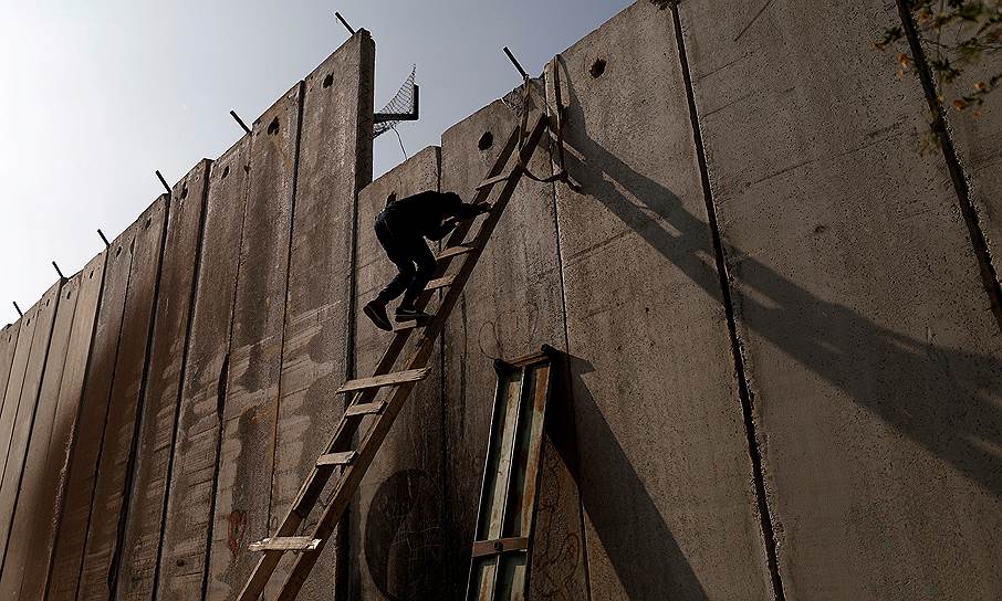 Сектор Газа. Палестинец пытается преодолеть израильский барьер, чтобы попасть на пятничную молитву в мечети Эль-Акса на Храмовой горе в Иерусалиме